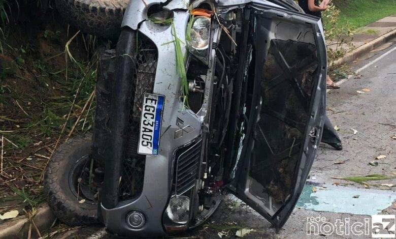 Motorista perde o controle e capota numa reta