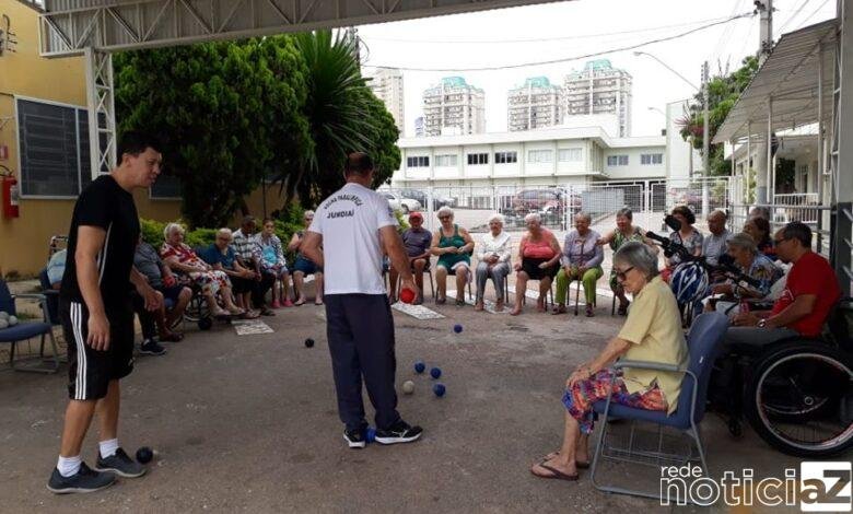 Idosos ganham presentes da ACE