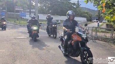 Bolsonaro passeia de moto pelo Guarujá