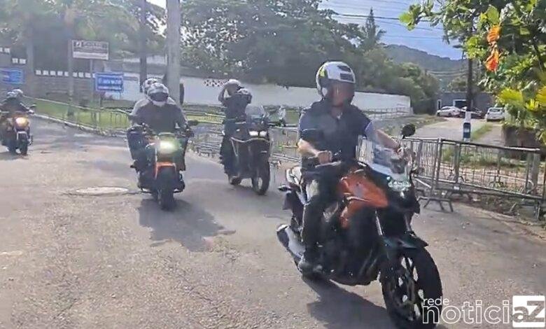Bolsonaro passeia de moto pelo Guarujá