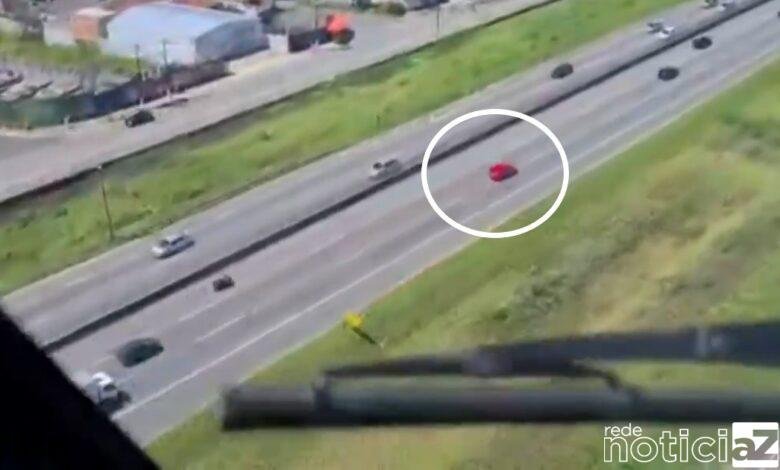 Menor acelera carro do pai na rodovia; é perseguido e detido