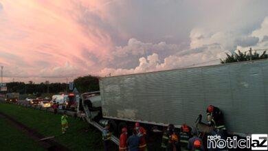 Carreta causa engavetamento na Anhanguera