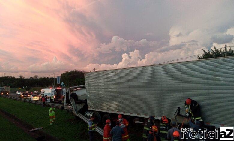 Carreta causa engavetamento na Anhanguera