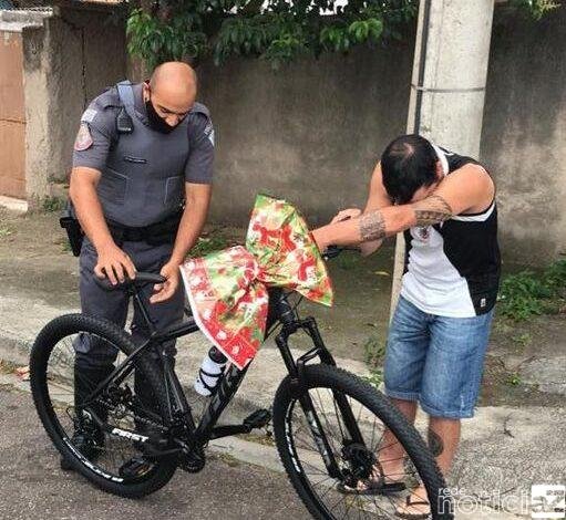 Homem se emociona ao ganhar uma bike para trabalhar