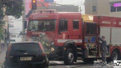 Carro pega fogo no centro da cidade