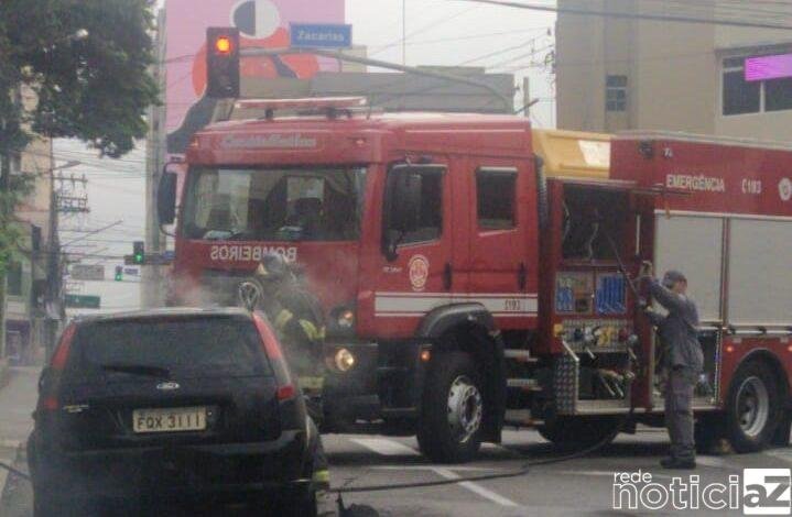 Carro pega fogo no centro da cidade