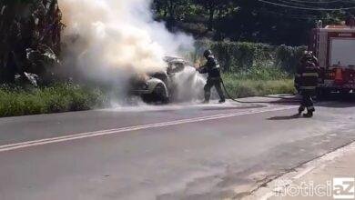 Fusca pega fogo no meio de avenida de Itupeva