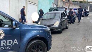 Os três assaltantes foram presos após invadir e roubar dois comércios, no bairro Agapeama, em Jundiaí.  De acordo com as vítimas, os ladrões invadiram