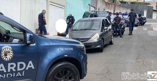 Os três assaltantes foram presos após invadir e roubar dois comércios, no bairro Agapeama, em Jundiaí. De acordo com as vítimas, os ladrões invadiram