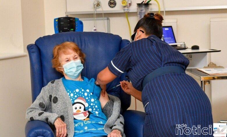 Idosa é a primeira a ser imunizada contra o coronavírus no Reino Unido