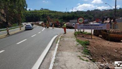 Ônibus bate em defensas na Estrada de Itatiba