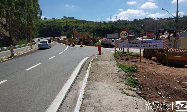 Ônibus bate em defensas na Estrada de Itatiba