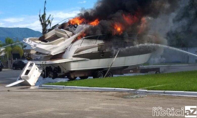Uma lancha de grande porte explodiu e provocou incêndio numa marina do Jardim Indaiá, em Bertioga, nesta segunda-feira (28). Três pessoas ficaram feridas