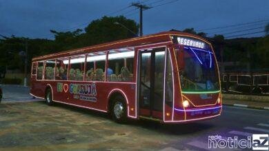 O ônibus turístico de Guarujá começa a funcionar.(26). Após a realização do trajeto técnico experimental, o veículo está pronto para levar