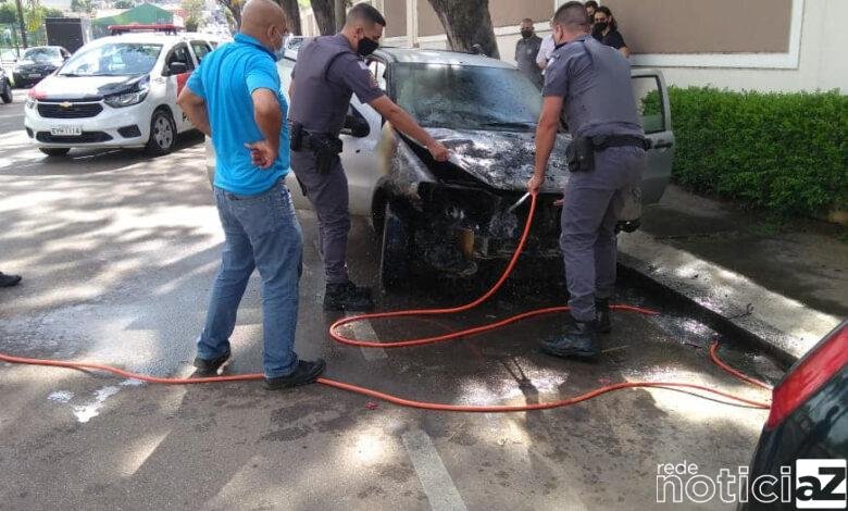 Carro pega fogo na Ponte São João