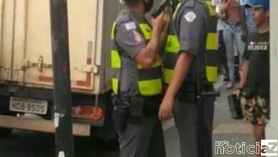 Policial aponta arma para outro PM