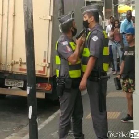 Policial aponta arma para outro PM