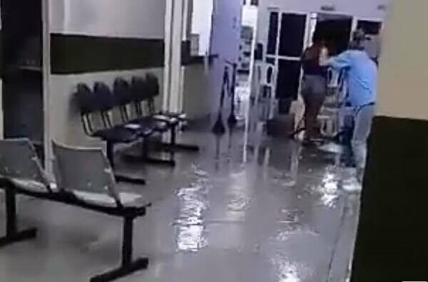 Chuva deixa Pronto Atendimento de Louveira alagado