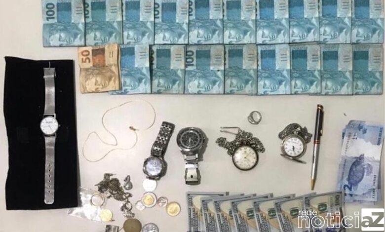 Homem é preso com R$ 27 mil em dinheiro; joias e dólares