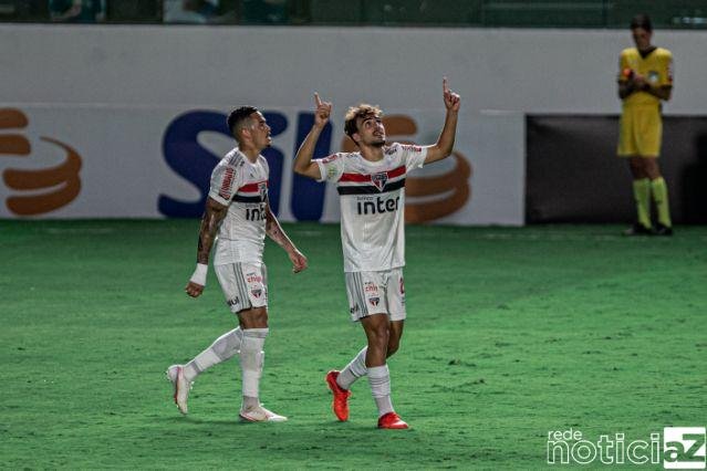 São Paulo vence o Goiás e é o novo líder do Brasileirão