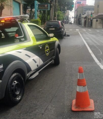 Carros colidem próximo à rodovia de Jundiaí