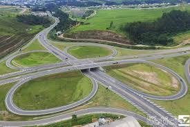 Caminhão bate em veículo e tomba