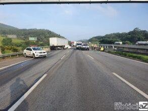 Carro bate em mureta de rodovia de Jundiaí
