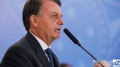 Bolsonaro dá rolê de moto no Guarujá sem máscara e viseira