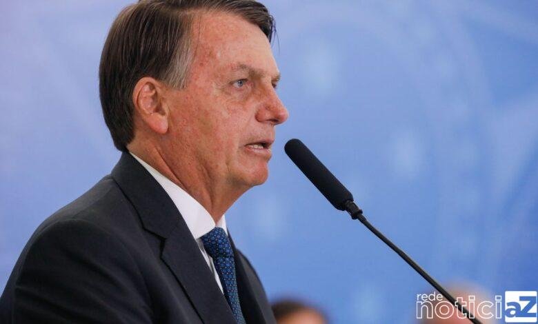 Bolsonaro dá rolê de moto no Guarujá sem máscara e viseira