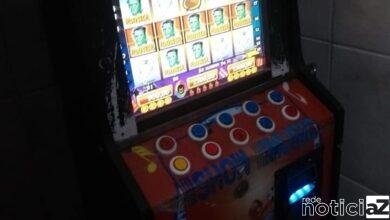 Dono de bar é preso com caça-níquel e arma