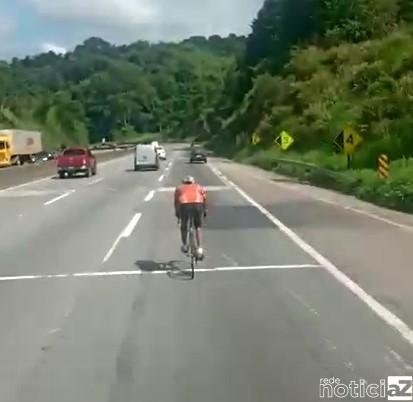 Ciclista se arrisca no meio da Rodovia