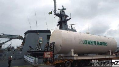 Marinha transporta cilindro de oxigênio até Manaus