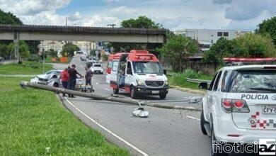 Carro sofre acidente ao bater no poste em Jundiaí