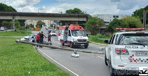 Carro sofre acidente ao bater no poste em Jundiaí