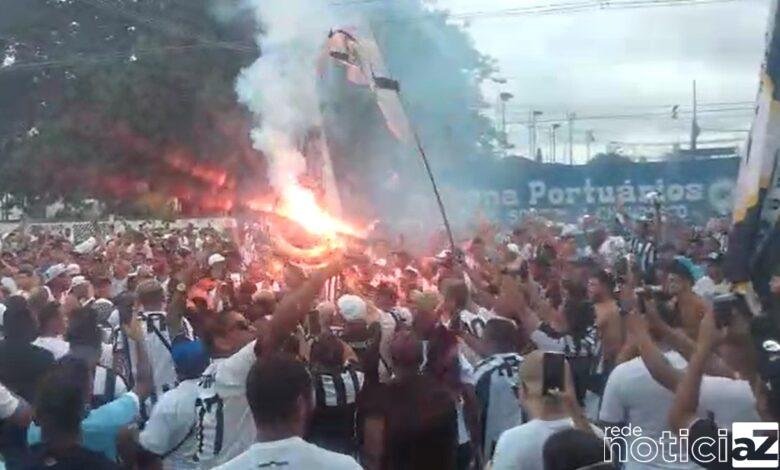 Os milhares de torcedores se concentraram em frente ao Centro de Treinamento do clube... E depois os torcedores escoltaram o ônibus do Santos que seguiu em baixa