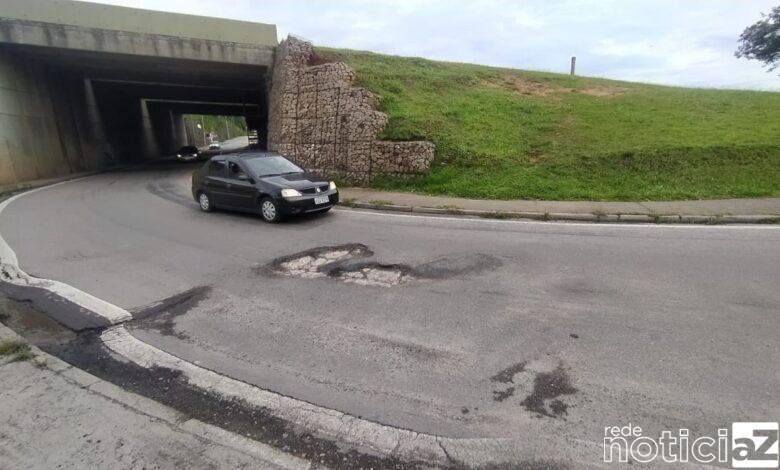 Buracos em retorno da Rodovia Dom Gabriel causam irritação e prejuízo aos motoristas
