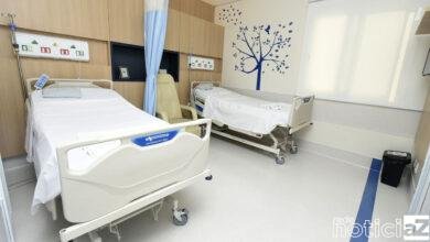 A CRS Brands, conhecida como Cereser, é a mais nova parceira do projeto “Acolha um Quarto, Conforte Vidas”, com o objetivo de revitalizar todos os quartos com banheiros do Hospital São Vicente de Paulo. Já são 33 ambientes reformados, proporcionando maior humanização no atendimento, graças à iniciativa privada e à sociedade em geral. Ciente da importância do projeto desde o lançamento, em 2019, no Ciesp, a Cereser organizou a participação para o ano de 2020 com a doação de R$ 74,5 mil para o acolhimento de um quarto. A empresa também fez doação de álcool para os serviços de atendimento aos casos de COVID-19. De acordo com o diretor industrial Humberto Cereser, o hospital é centenário e merece o carinho e valorização da sociedade. “O HSV foi, por muitos anos, o único serviço para atender a região de Jundiaí. A Cereser está retribuindo um pouco do que a população fez para a empresa. Essa é uma ação que todas as empresas podem contribuir para a melhoria da cidade”, comenta o diretor que, em 1953, nasceu no HSV. Até o momento, 33 quartos foram reformados do HSV O “Acolha um Quarto, Conforte Vidas” completou um ano em plena pandemia. Até o primeiro semestre deste ano alguns quartos ainda puderam ser reformados, porém, em decorrência do Coronavírus, as obras foram suspensas, mas retornarão assim que possível. “Os quartos reformados foram fundamentais para o atendimento à pandemia, já que puderam ser transformados em leitos de UTI e de enfermaria específicos para o atendimento aos casos do Novo Coronavírus. O projeto segue com o apoio da iniciativa privada, nesta parceria para a completa reforma dos espaços”, comenta o prefeito reeleito Luiz Fernando Machado, que lembra do custeio de R$ 200 milhões por ano ao equipamento para o atendimento à cidade. Fábrica da CRS Brands, conhecida como Cereser, instalada em Jundiaí Projeto Toda a coordenação está a cargo do próprio hospital e da Rede Jundiaí de Cooperação, vinculada à Unidade de Governo e Finanças da Prefeitura, responsável pela articulação de todo o projeto. Antes do lançamento oficial, o “Acolha um Quarto, Conforte Vidas” já registrava parcerias com importantes empresas, que destinaram pisos, revestimentos, metais e louças para a reforma dos quartos e banheiros, além do apoio das arquitetas do “Um Tijolo por Dia”, que doaram todos os projetos executivos de revitalização. Com o custo anual de cerca de R$ 200 milhões e referência em urgência, emergência e alta complexidade nas áreas da oncologia, neurocirurgia, cardiocirurgia e ortopedia/traumatologia, o Hospital São Vicente recebe, por meio de convênio para a prestação de serviços, cerca de R$ 160 milhões da Prefeitura de Jundiaí, ou seja, a maior parte dos recursos necessários vem do poder público municipal. Antes da pandemia, cerca de 24 mil pessoas eram atendidas mensalmente no HSV. “Agradecemos imensamente o apoio e a mobilização de toda a comunidade em contribuir para a construção de espaços mais acolhedores dentro do Hospital São Vicente”, afirma José Antonio Parimoschi, gestor de Governo e Finanças. Interessados em conhecer mais sobre o projeto podem entrar em contato com o Hospital São Vicente pelo e-mail: acolhaumquarto@hsvicente.org.br, http://hsvicente.org.br/acolha-um-quarto-conforte-vidas e https://jundiai.sp.gov.br/redecooperacao.