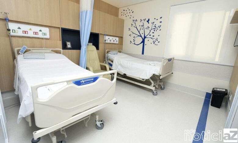 A CRS Brands, conhecida como Cereser, é a mais nova parceira do projeto “Acolha um Quarto, Conforte Vidas”, com o objetivo de revitalizar todos os quartos com banheiros do Hospital São Vicente de Paulo. Já são 33 ambientes reformados, proporcionando maior humanização no atendimento, graças à iniciativa privada e à sociedade em geral. Ciente da importância do projeto desde o lançamento, em 2019, no Ciesp, a Cereser organizou a participação para o ano de 2020 com a doação de R$ 74,5 mil para o acolhimento de um quarto. A empresa também fez doação de álcool para os serviços de atendimento aos casos de COVID-19. De acordo com o diretor industrial Humberto Cereser, o hospital é centenário e merece o carinho e valorização da sociedade. “O HSV foi, por muitos anos, o único serviço para atender a região de Jundiaí. A Cereser está retribuindo um pouco do que a população fez para a empresa. Essa é uma ação que todas as empresas podem contribuir para a melhoria da cidade”, comenta o diretor que, em 1953, nasceu no HSV. Até o momento, 33 quartos foram reformados do HSV O “Acolha um Quarto, Conforte Vidas” completou um ano em plena pandemia. Até o primeiro semestre deste ano alguns quartos ainda puderam ser reformados, porém, em decorrência do Coronavírus, as obras foram suspensas, mas retornarão assim que possível. “Os quartos reformados foram fundamentais para o atendimento à pandemia, já que puderam ser transformados em leitos de UTI e de enfermaria específicos para o atendimento aos casos do Novo Coronavírus. O projeto segue com o apoio da iniciativa privada, nesta parceria para a completa reforma dos espaços”, comenta o prefeito reeleito Luiz Fernando Machado, que lembra do custeio de R$ 200 milhões por ano ao equipamento para o atendimento à cidade. Fábrica da CRS Brands, conhecida como Cereser, instalada em Jundiaí Projeto Toda a coordenação está a cargo do próprio hospital e da Rede Jundiaí de Cooperação, vinculada à Unidade de Governo e Finanças da Prefeitura, responsável pela articulação de todo o projeto. Antes do lançamento oficial, o “Acolha um Quarto, Conforte Vidas” já registrava parcerias com importantes empresas, que destinaram pisos, revestimentos, metais e louças para a reforma dos quartos e banheiros, além do apoio das arquitetas do “Um Tijolo por Dia”, que doaram todos os projetos executivos de revitalização. Com o custo anual de cerca de R$ 200 milhões e referência em urgência, emergência e alta complexidade nas áreas da oncologia, neurocirurgia, cardiocirurgia e ortopedia/traumatologia, o Hospital São Vicente recebe, por meio de convênio para a prestação de serviços, cerca de R$ 160 milhões da Prefeitura de Jundiaí, ou seja, a maior parte dos recursos necessários vem do poder público municipal. Antes da pandemia, cerca de 24 mil pessoas eram atendidas mensalmente no HSV. “Agradecemos imensamente o apoio e a mobilização de toda a comunidade em contribuir para a construção de espaços mais acolhedores dentro do Hospital São Vicente”, afirma José Antonio Parimoschi, gestor de Governo e Finanças. Interessados em conhecer mais sobre o projeto podem entrar em contato com o Hospital São Vicente pelo e-mail: acolhaumquarto@hsvicente.org.br, http://hsvicente.org.br/acolha-um-quarto-conforte-vidas e https://jundiai.sp.gov.br/redecooperacao.