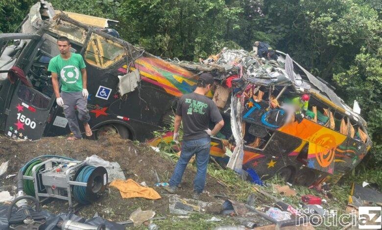 Ônibus tomba em rodovia e mata 19 pessoas