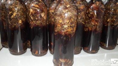 Garrafa com mistura de ervas