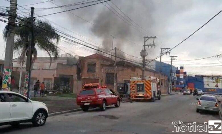 Depósito de empresa pega fogo em Jundiaí