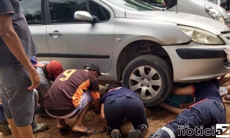 Após acidente, motociclista fica preso no carro