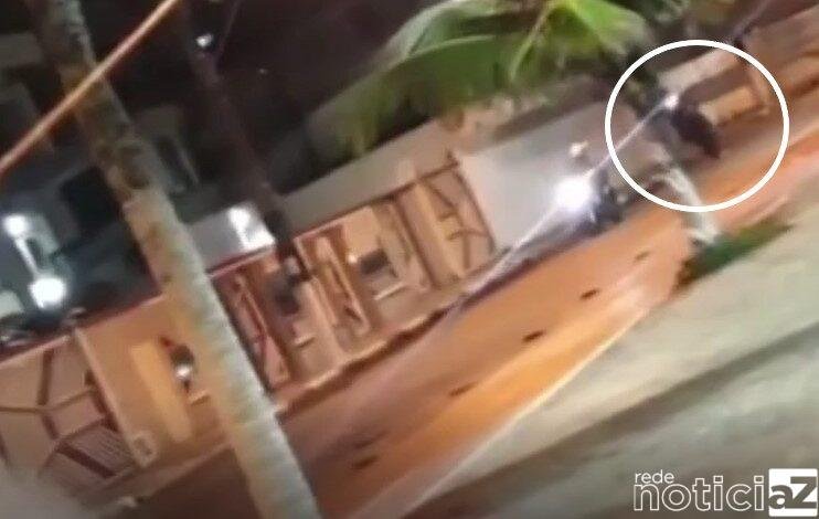 VÍDEO - Policial empina moto e causa acidente