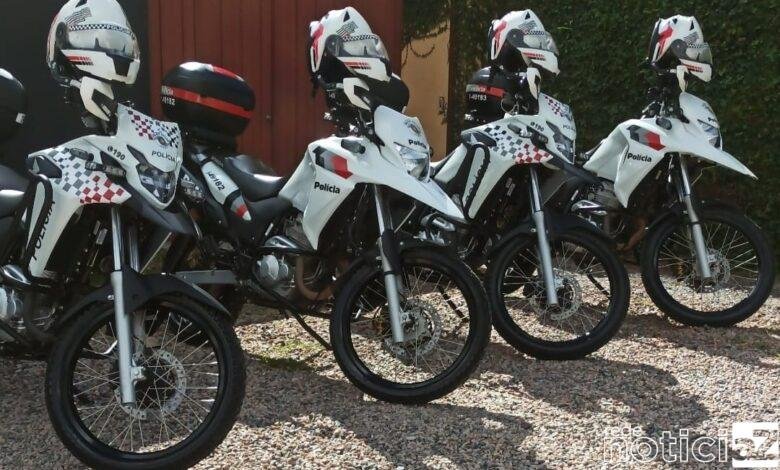 Policiais Militares das Rondas Ostensivas Com Apoio de Motocicletas (ROCAM), em patrulhamento pelo município de Jundiaí, depararam com dois indivíduos em uma motocicleta.