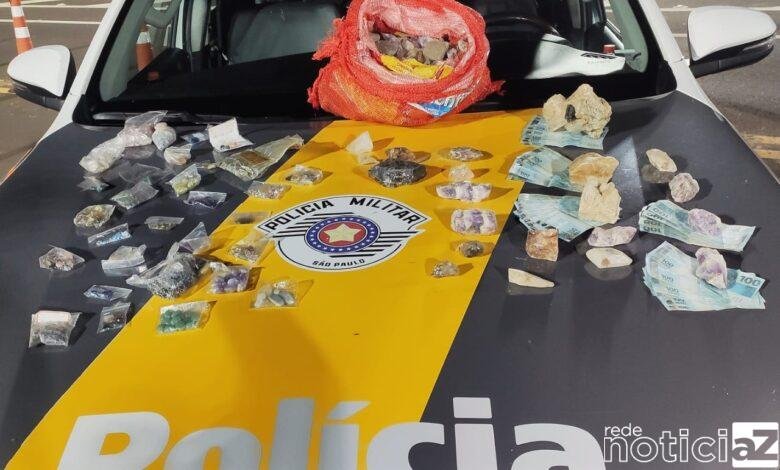 Carregamento de pedras preciosas é apreendido dentro do painel do carro