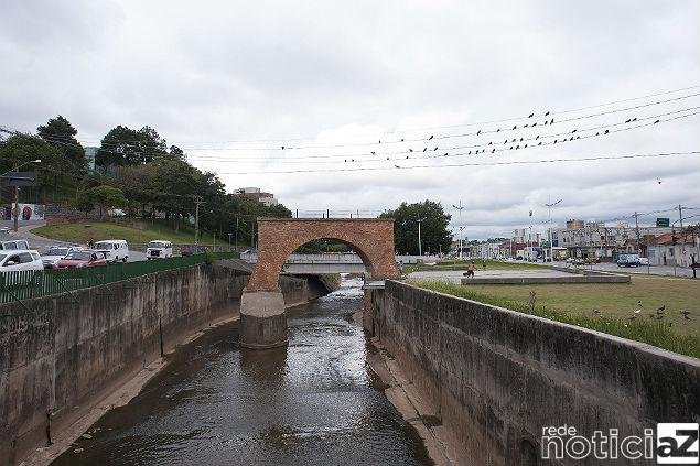 Quatro veículos se envolvem em acidente no Vianelo