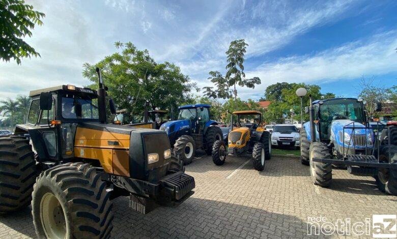 Produtores rurais realizam 'tratoraço'