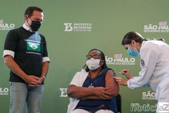 Mônica Calazans de 54 anos, negra, enfermeira, que vive no extremo da Zona Leste de SP, foi a primeira pessoa a ser vacinada no Brasil.