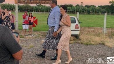 Prefeito toma posse usando saia