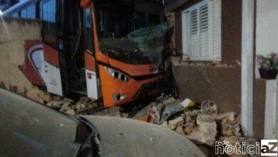 Ônibus sem freio invade casa